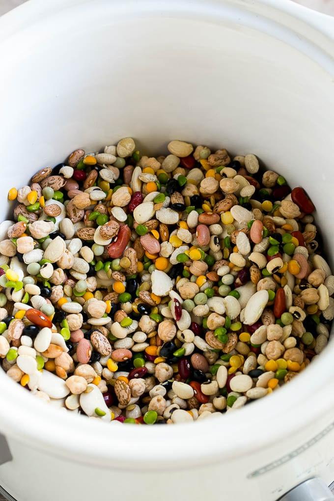Schinken-Bohnen-Suppen-Rezept | Slow Cooker Schinken-Bohnen-Suppe | Crockpot Schinken-Bohnen-Suppe | Rezept für Schinkenreste #schinken #bohnen #suppe #slowcooker #crockpot #abendessen #abendessenimzoo Eine Mischung aus getrockneten Bohnen im Crock Pot.