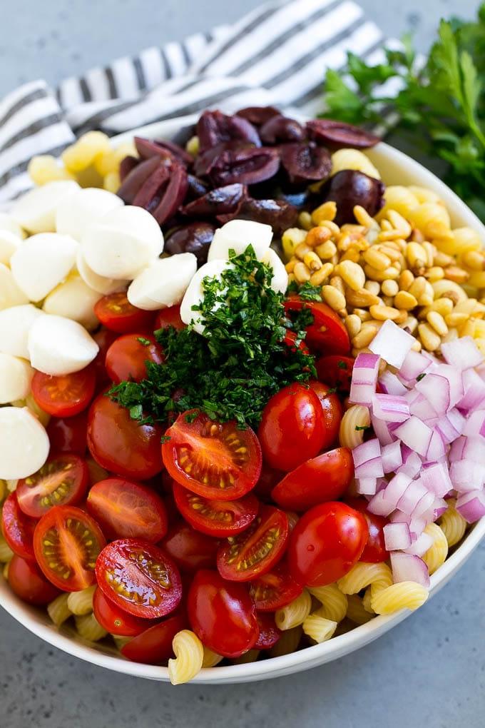 Pesto Nudelsalat | Italienischer Nudelsalat | Einfacher Nudelsalat #pasta #salad #pesto #olives #tomatoes #ahurt Pasta mit Kirschtomaten, Mozzarella-Kugeln, Kalamata-Oliven, Petersilie und roten Zwiebeln.