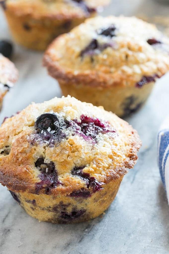 Nahaufnahme von Blaubeer-Haferflocken-Muffins.