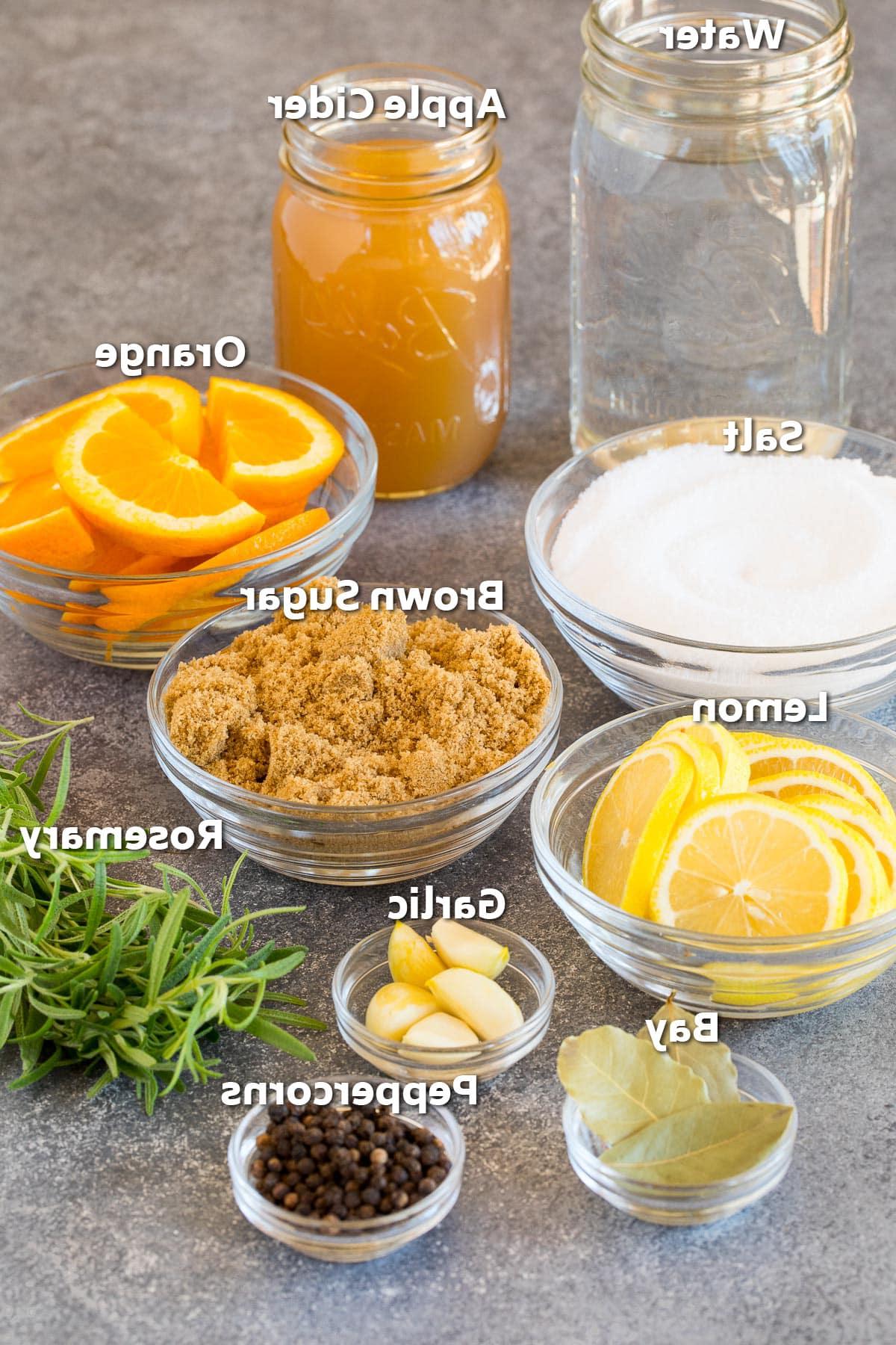 Puten-Salzlaken-Rezept 3 Zutaten wie Apfelwein, Salz, Zucker, Kräuter und Gewürze.