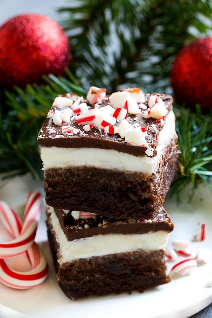 Pfefferminz-Brownies Rezept | Feiertags-Brownies | Zuckerstangen-Brownies | Minz-Brownies #brownies #mint #peppermint #chocolate #dessert #christmas #ahurt Diese geschichteten Leckereien auf einem Teller sind einfach zuzubereiten und sehen doch so beeindruckend aus.
