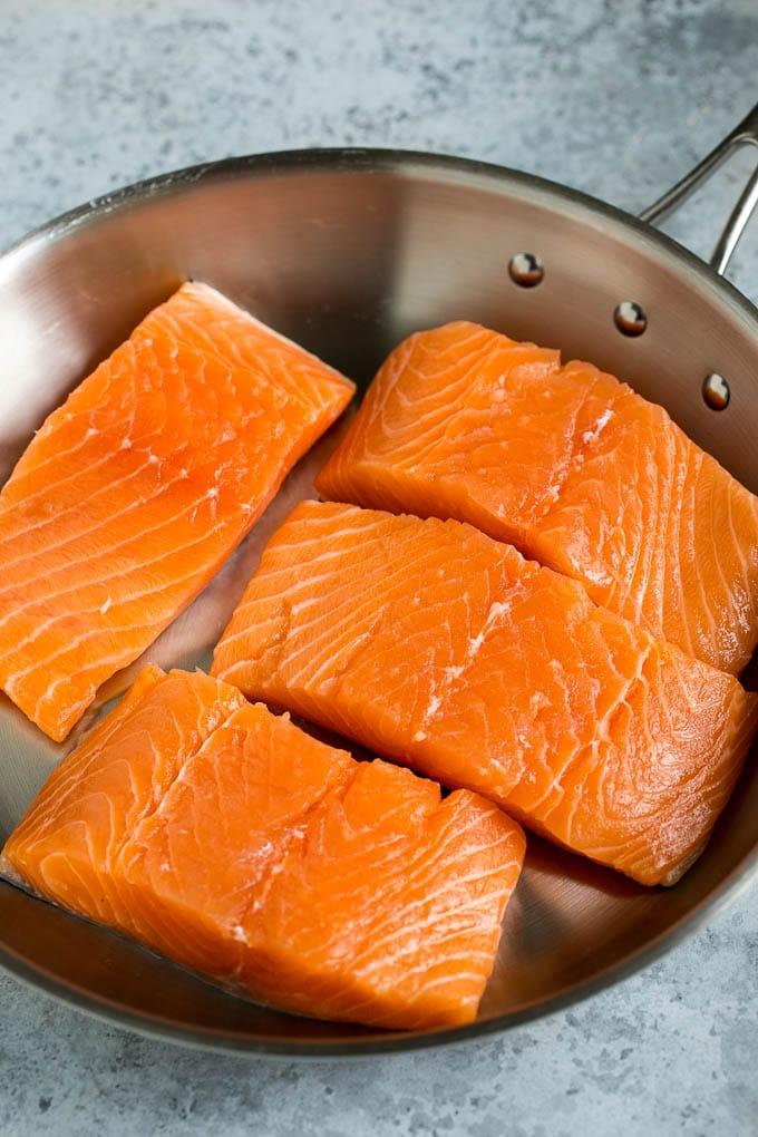 Zubereitung von Gebratenem Lachs | Schritt-für-Schritt-Anleitung | Frischer Lachs Rohe Lachsfilets in einer Pfanne, bereit zum Braten.
