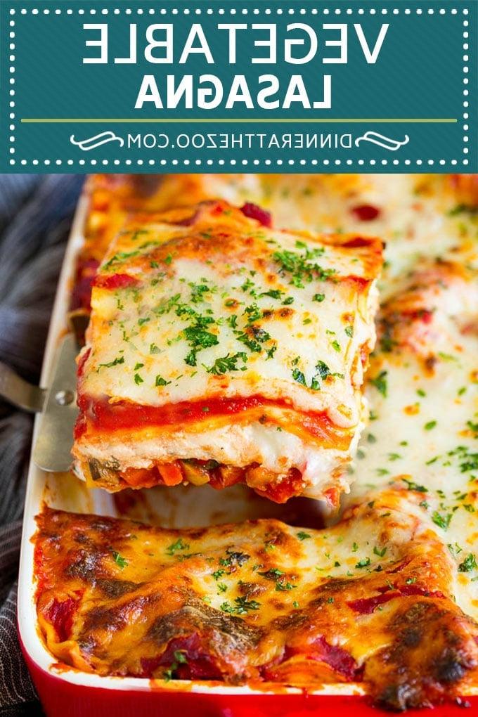 Gemüselasagne Rezept | Vegetarische Lasagne #lasagne #vegetarisch #gemüse #käse #pasta #abendessen #ahurt Vegetarische Lasagne in einer Auflaufform, bereit zum Servieren