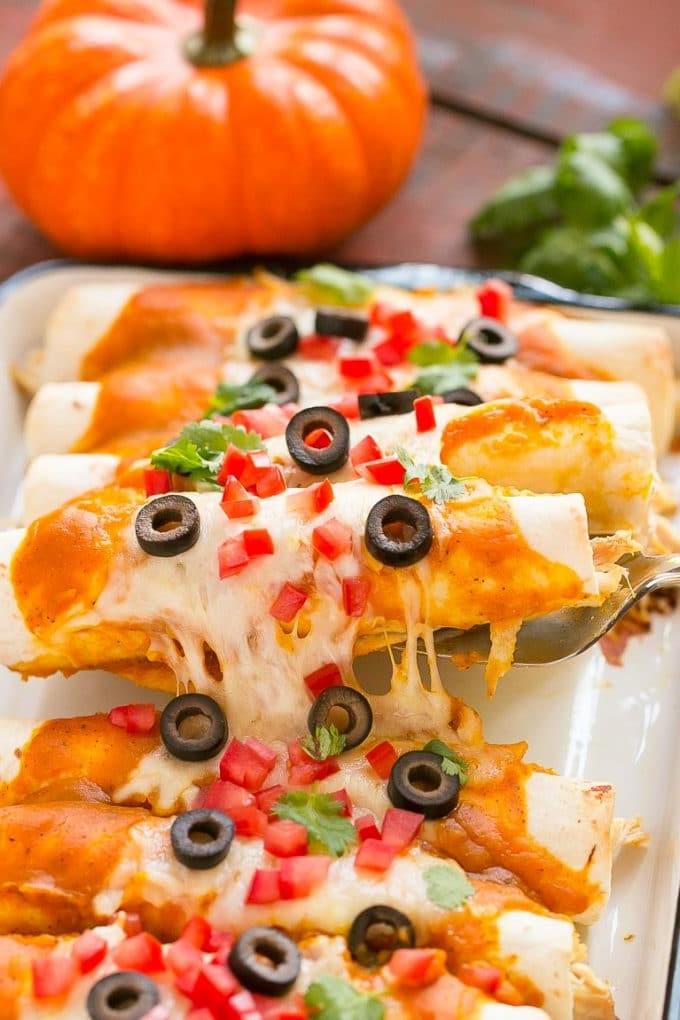 Kürbis-Enchiladas 4 Eine Portion herzhaftes mexikanisches Herbstgericht.