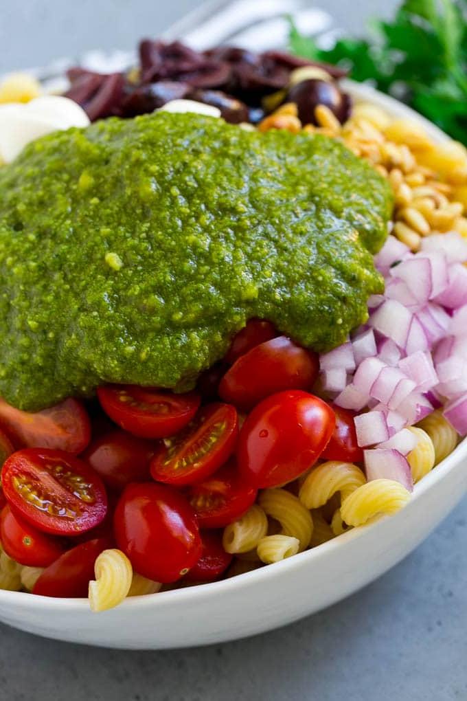 Pesto Nudelsalat | Italienischer Nudelsalat | Einfacher Nudelsalat #pasta #salad #pesto #olives #tomatoes #ahurt Gemüse und Spiralnudeln, belegt mit frischem Pesto.