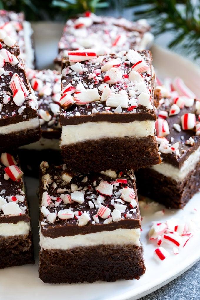Pfefferminz-Brownies Rezept | Feiertags-Brownies | Zuckerstangen-Brownies | Minz-Brownies #brownies #mint #peppermint #chocolate #dessert #christmas #ahurt Diese geschichteten Pfefferminz-Brownies sind voller Geschmack und so festlich für die Feiertage, gekrönt mit zerstoßenen Zuckerstangen.