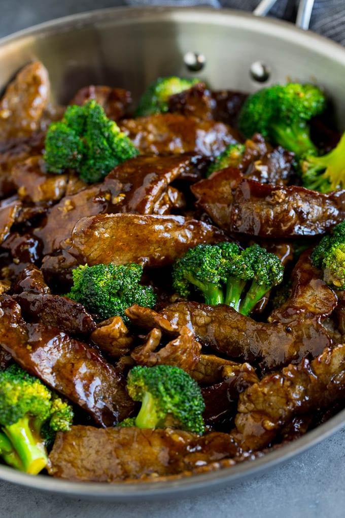 Rindfleisch und Brokkoli Stir-Fry köchelt in einer großen Pfanne.