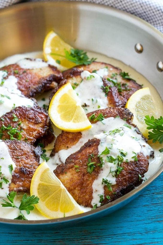 Geschnittenes, paniertes Schweinefilet, bedeckt mit cremiger Soße.