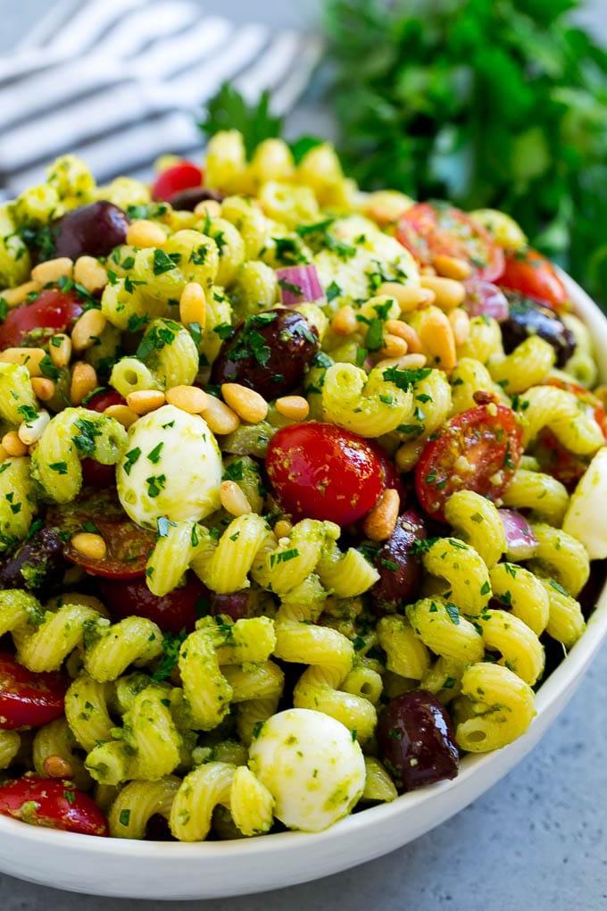 Pesto Nudelsalat | Italienischer Nudelsalat | Einfacher Nudelsalat #pasta #salad #pesto #olives #tomatoes #ahurt Pesto Nudelsalat mit Tomaten, Oliven und frischem Mozzarella.