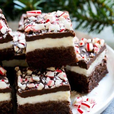 Pfefferminz-Brownies 2 Diese einfachen Pfefferminz-Brownies sind der perfekte Feiertagsgenuss.