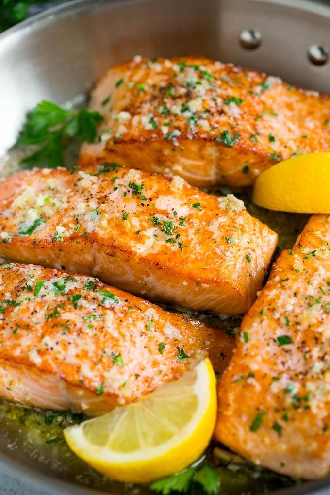 Lachs in Buttersauce | Gourmet Lachsgericht | Einfaches Fischabendessen Eine Pfanne mit perfekt gebratenem Lachs in einer glänzenden Buttersauce.