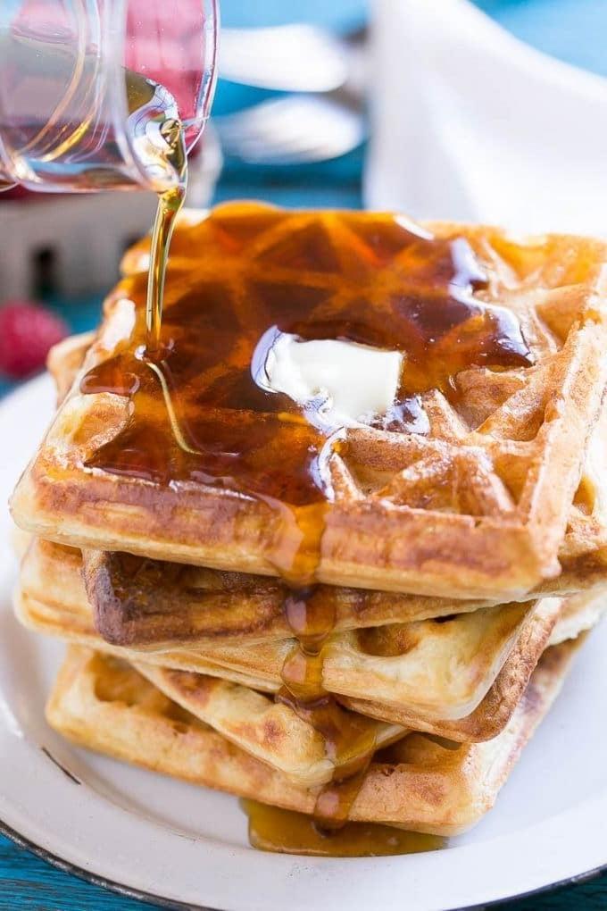 Ein Stapel Hefewaffeln mit Butter und Ahornsirup.