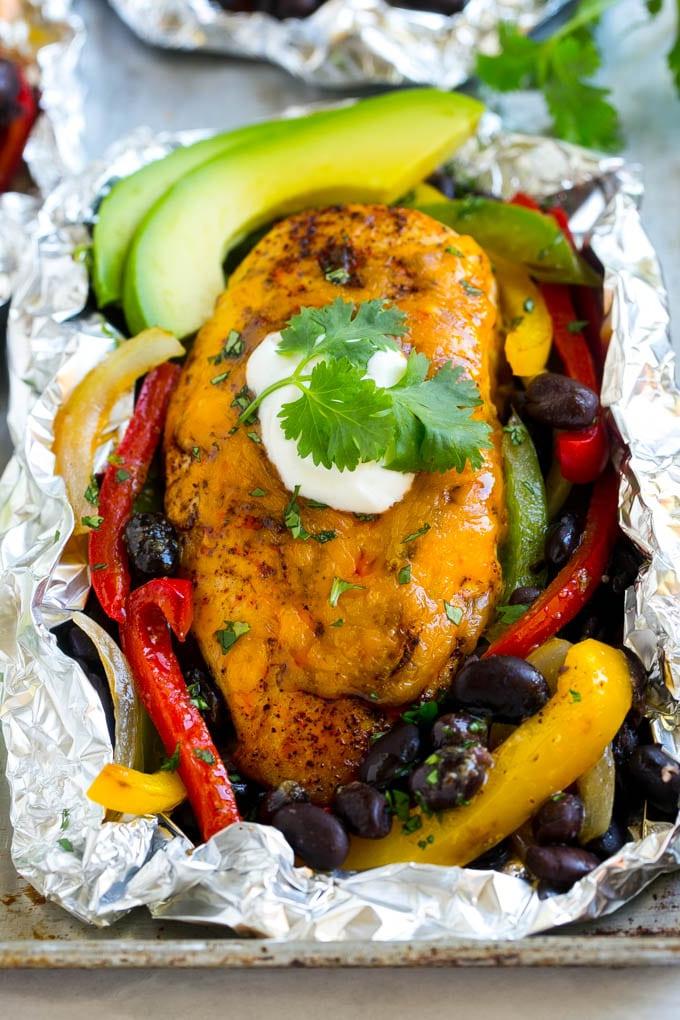 Eine perfekt gegarte Hähnchenbrust in einem Alupäckchen, großzügig mit Fajita-Gewürzen gewürzt und bedeckt mit geschmolzenem Käse.