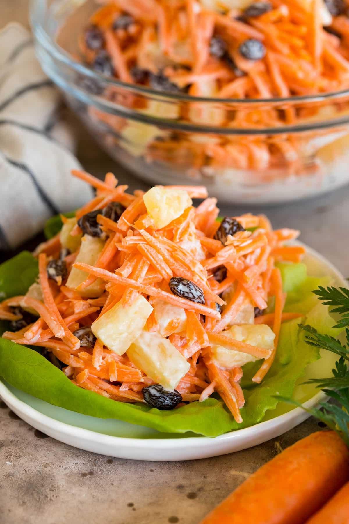 Karottensalat 6 Eine Portion Karottensalat auf einem Salatblatt.