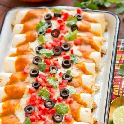 Kürbis-Enchiladas 6 Kürbis ist nicht nur für Desserts! Diese Hähnchen-Enchiladas werden mit einer samtigen Kürbissauce zubereitet, die völlig herzhaft ist und Enchiladas unerwartet zu einem Gericht für die Gesellschaft aufwertet. #ChooseSmart Werbung