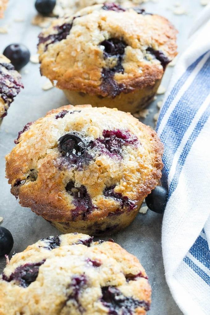 Blaubeermuffins mit Vollkornmehl und Haferflocken zubereitet.