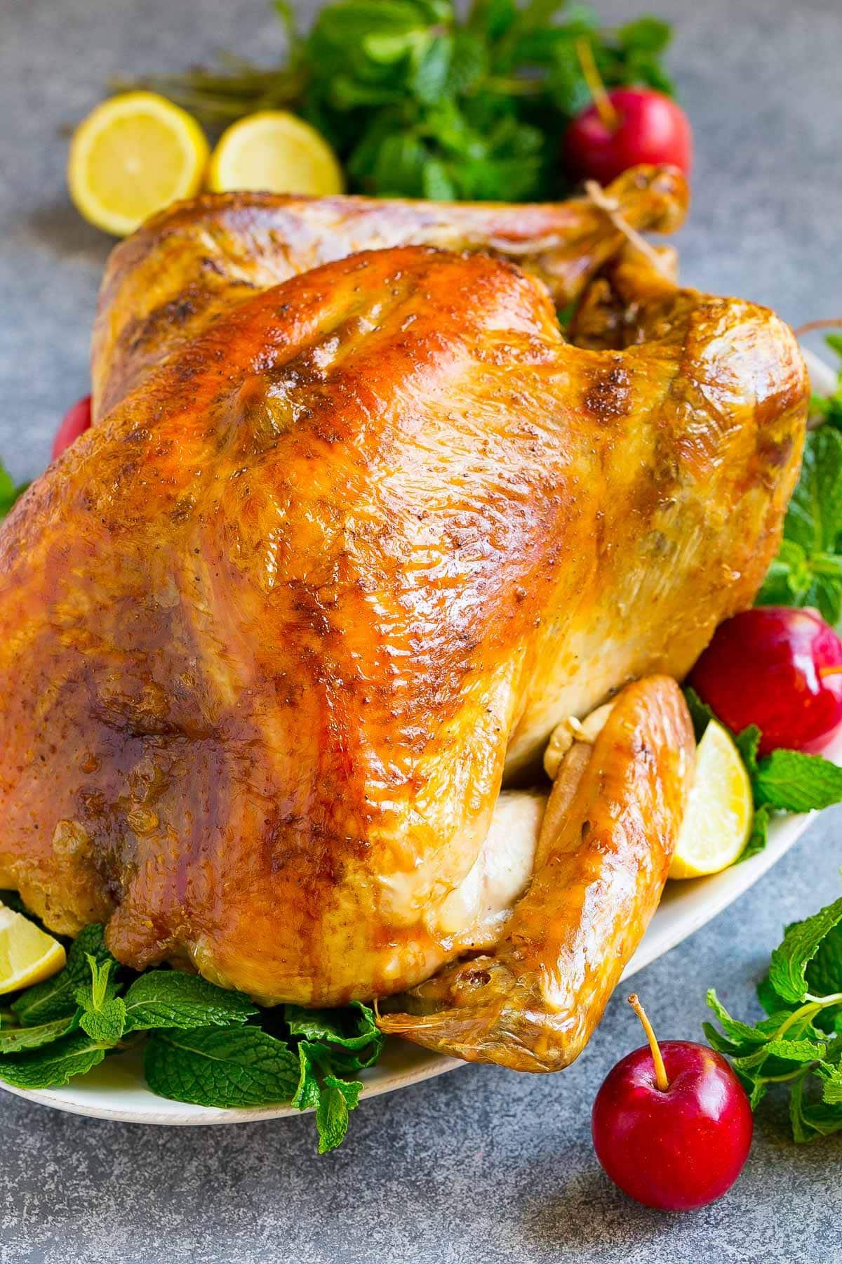 Puten-Salzlaken-Rezept 6 Ein goldbraun gebratener Vogel auf einer Servierplatte.