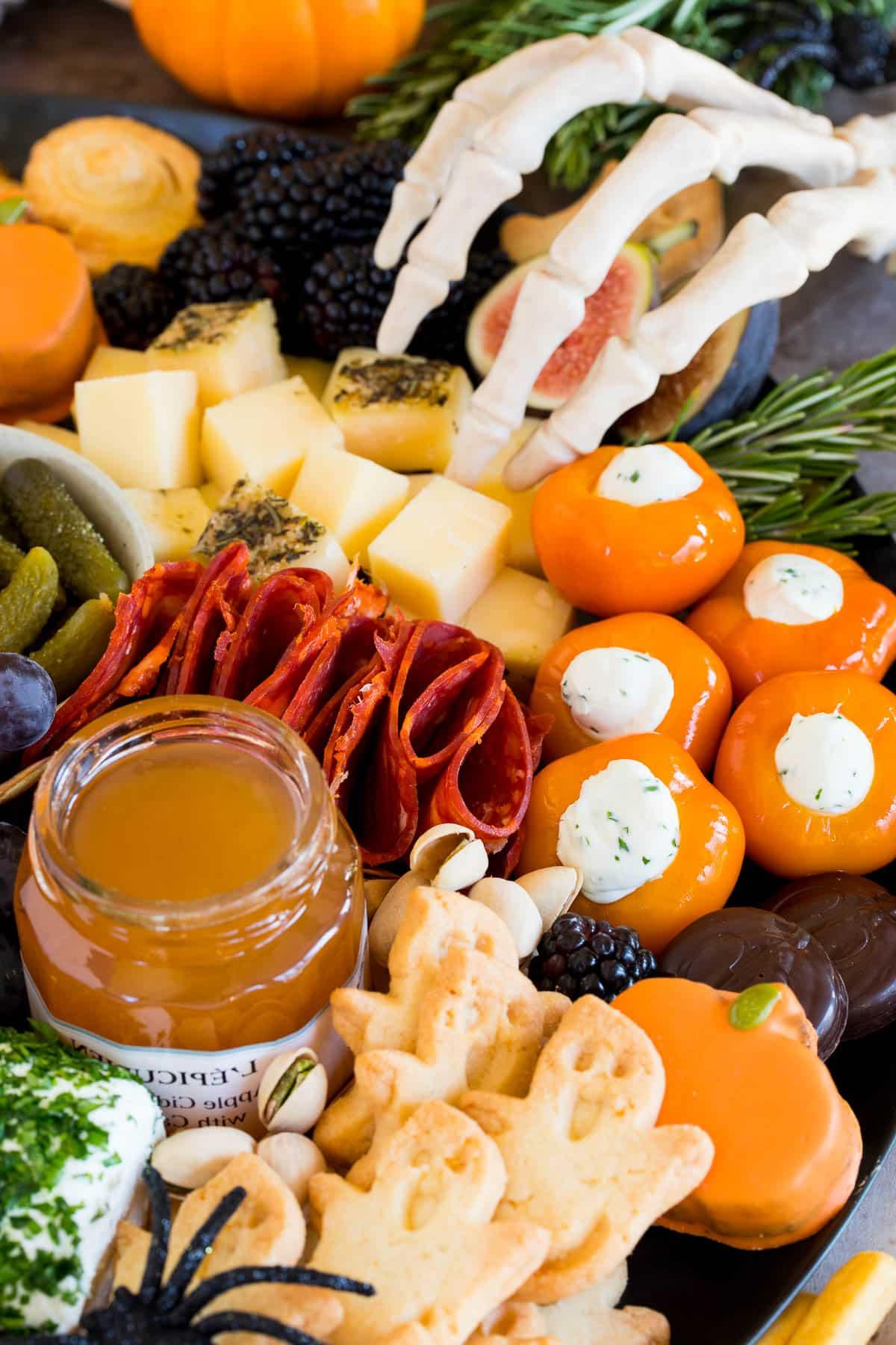 Halloween Platte 6 Nahaufnahme einer Halloween Charcuterie Board mit Geisterkeksen, Wurst und Marmelade.