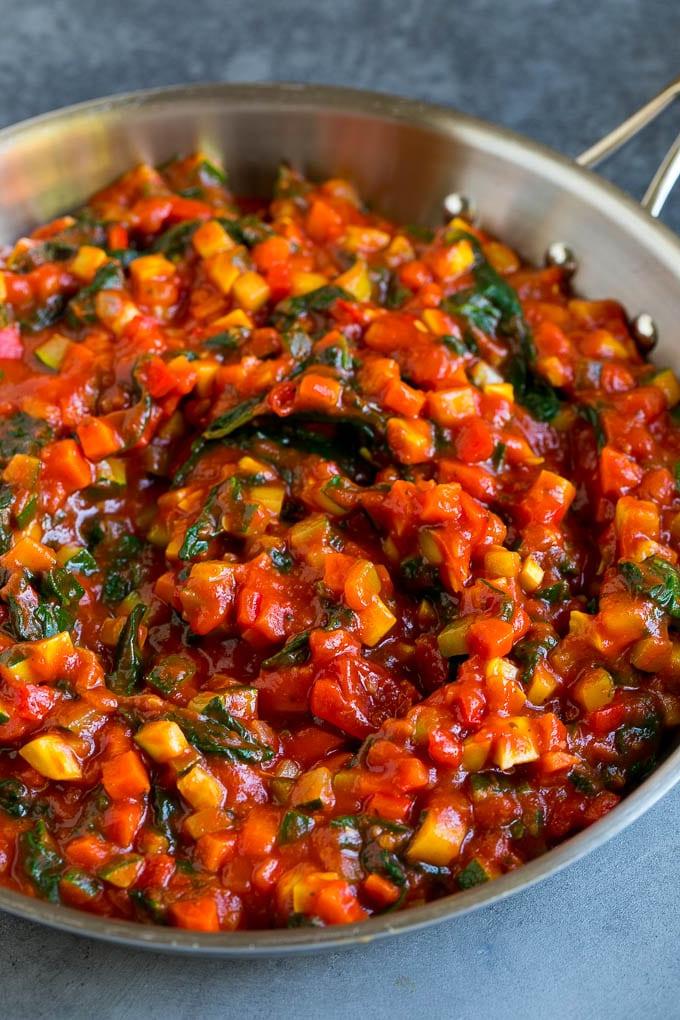 Marinara-Sauce gefüllt mit verschiedenen sautierten Gemüsesorten.