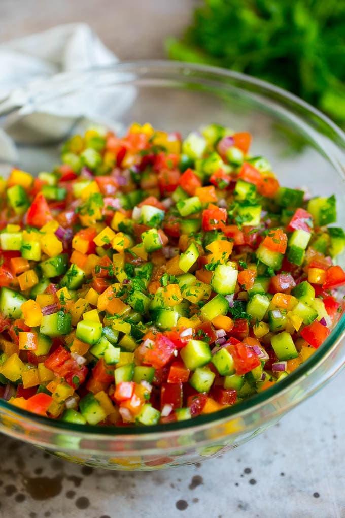 Israelischer Salat Rezept | Gurken-Salat | Tomaten-Salat | Gehackter Salat #salad #cleaneating #healthy #glutenfree #lowcarb #keto #sidedish #lunch #ahurt Israelischer Salat mit Gurken und Tomaten in einer Servierschüssel.