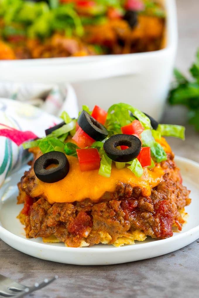 Eine Portion Taco Auflauf, bedeckt mit geschmolzenem Käse.