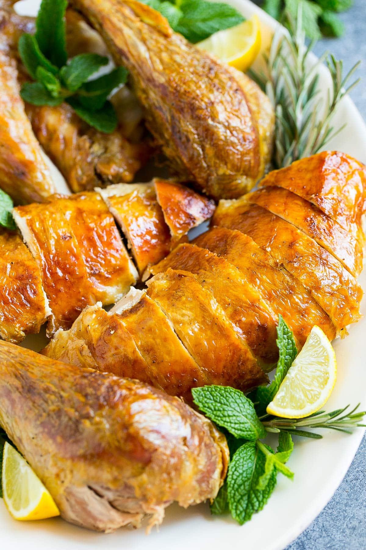 Puten-Salzlaken-Rezept 7 Geschnittene gebratene Pute auf einer Servierplatte.