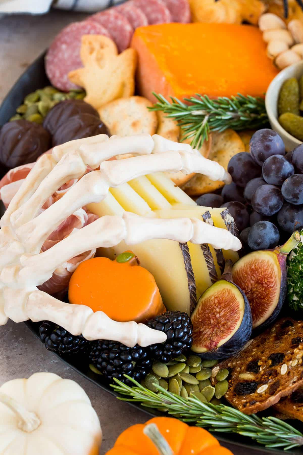 Halloween Platte 7 Früchte und Käse auf einer Partyplatte.