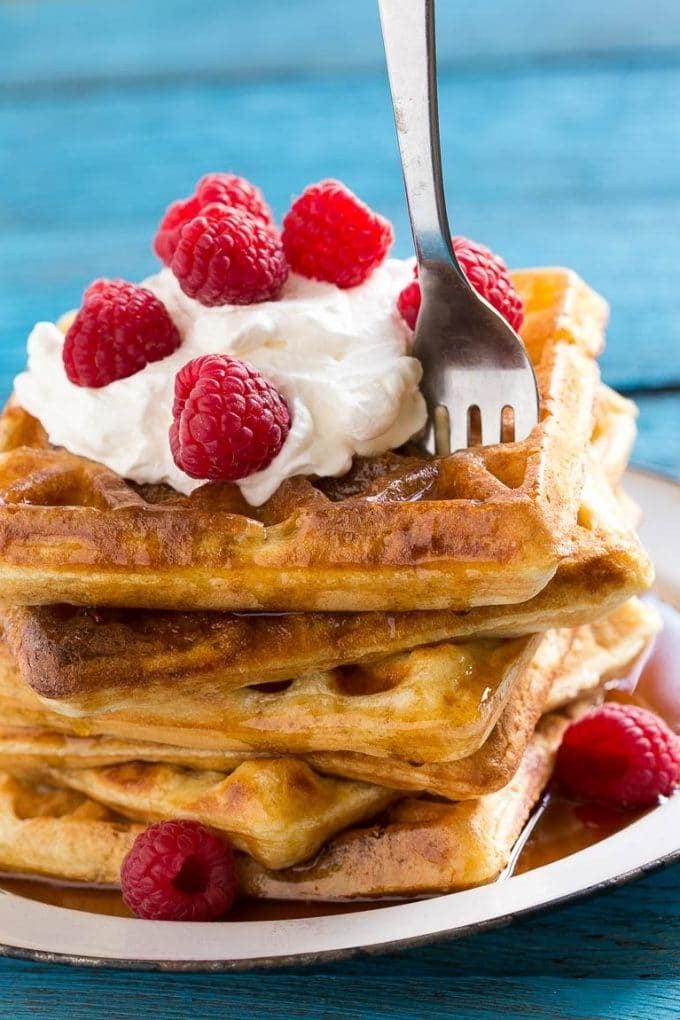 Eine Gabel in einem Stapel Hefewaffeln.