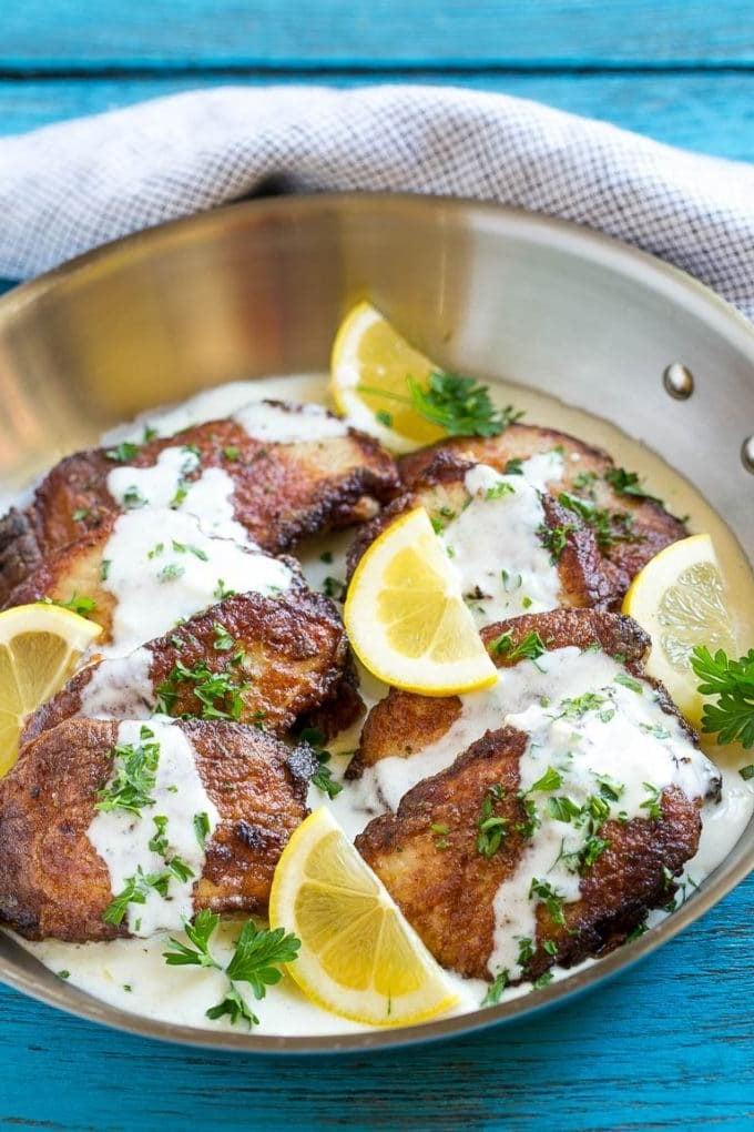 Goldbraun geschnittenes Schweinefilet, mit Soße übergossen.