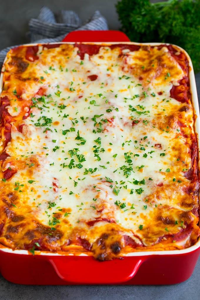 Eine gebackene vegetarische Lasagne mit Mozzarella-Käse und Petersilie obendrauf.