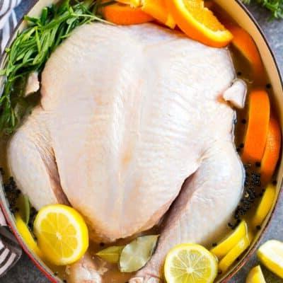 Puten-Salzlaken-Rezept 8 Eine ganze Pute in einem Topf mit Putenlake.
