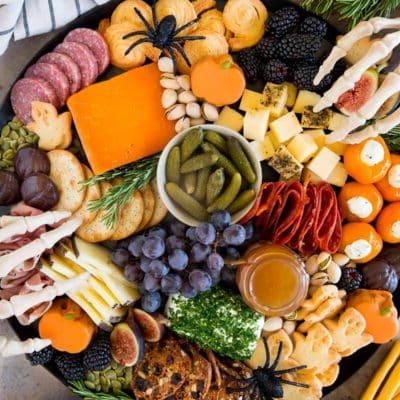 Halloween Platte 8 Eine Halloween Charcuterie Board gefüllt mit Wurst, Käse, Crackern und Halloween-Süßigkeiten.