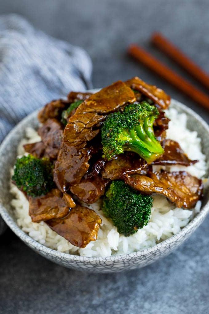 Eine Schüssel mit frisch zubereitetem Rindfleisch und Brokkoli Stir-Fry, serviert über duftendem Reis.