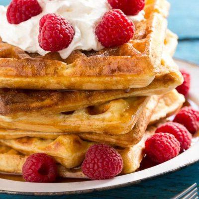 Diese fluffigen Hefewaffeln haben eine zartschmelzende Textur und einen außergewöhnlichen Geschmack. Bereiten Sie den Teig am Vorabend zu und genießen Sie am nächsten Morgen ein dekadentes Frühstück!