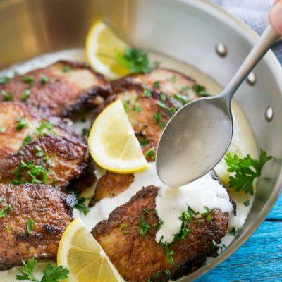 Dieses Rezept für Schweine-Scallopini ist zart mariniertes Schweinefleisch, goldbraun angebraten und mit einer cremigen Zitronensoße übergossen. Ein schnelles und einfaches Abendessen, das in 30 Minuten fertig ist! #anzeige