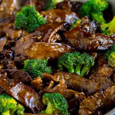 Gebratenes Rindfleisch mit Brokkoli 2 Nahaufnahme einer Schüssel mit Rindfleisch und Brokkoli Stir-Fry in einer Pfanne.