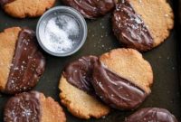 Keto Tuzlu Çikolatalı Fıstık Ezmesi Kurabiyeleri